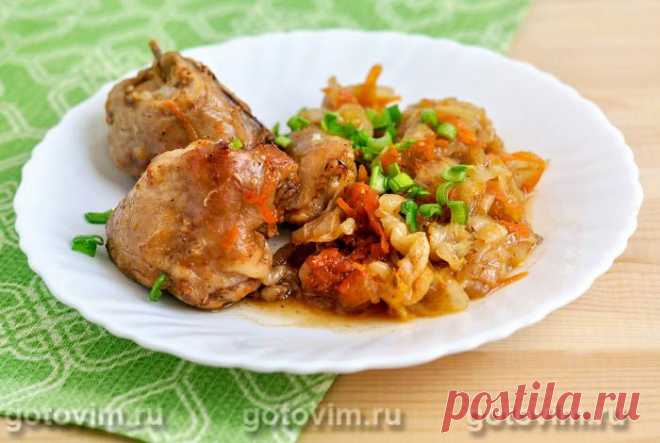 Капуста с курицей в рукаве для запекания (в духовке). Рецепт с фото Приготовление кусочков курицы с капустой в рукаве для запекания не требует много усилий, а результат порадует вкусом и ароматом. Куриное мясо получилось настолько мягким, что легко отделяется от костей. Капуста успевает пропитаться в рукаве для запекания мясным соком, становится не просто тушеной, а смешанной с мясо-овощным соком. Расход продуктов в рецепте дан на три взрослые порции. Время приготовления -...