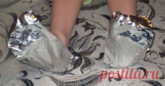 Оберни ноги фольгой в несколько слоев. То, что случится через 1 час, удивит твоего врача!
Алюминиевая фольга — уникальный материал. Лечение при помощи фольги практиковалось еще в древнем Китае: фольгу прикладывали к биологически активным точкам, отвечающим за работу больных органов.
Сегодня ты узнаешь о том, как избавиться от ноющей боли в суставах при помощи обычной пищевой фольги! Всё благодаря ее отражающим свойствам с невероятным исцеляющим действием… Лечение суставов фольгой — пожалуй, са