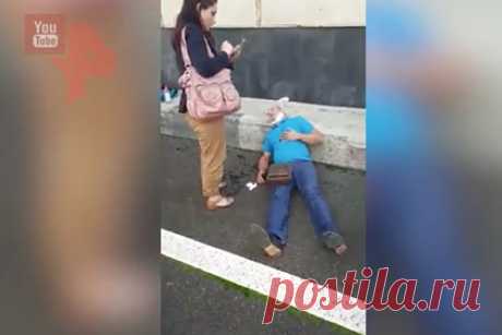 Последствия крупного ДТП с «КамАЗом» и автобусом в Москве показали на видео. В Москве на Боровском шоссе произошло крупное ДТП с автобусом и «КамАЗом». Последствия происшествия показали на видео. На кадрах видно, как в результате дорожного происшествия образовалась большая пробка. На обочине находятся пострадавшие люди: женщина с перевязанной окровавленной головой и мужчина.