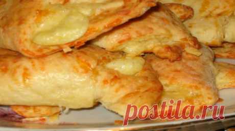 Сырные рогалики.