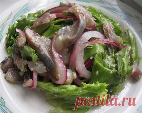 Салат из сельди с кунжутом и луком.