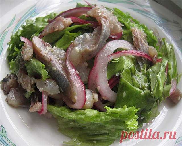 Салат из сельди с кунжутом и луком.