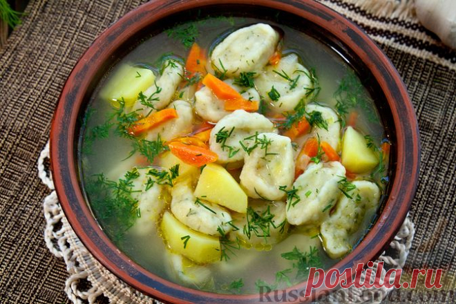 Суп на курином бульоне с чесночными галушками на RussianFood.com