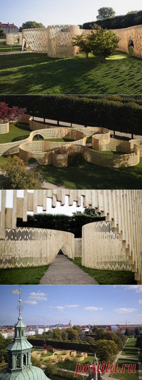 Сады Розенборгского замка в  Копенгагене ,  павильон &quot;Trylletromler&quot; , деревянный забор с иллюзией вечного движения