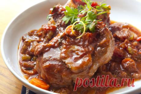 Оссобуко – вкуснейшее тушеное мясо с итальянским акцентом - На Кухне Оссобуко – это распространенное блюдо итальянской кухни. Его готовят из телячьей голяшки на косточке. Отсюда, собственно, и название «оссо буко» на итальян