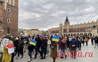 Массовые акции протеста прошли в Варшаве и Кракове против спецоперации России на Украине. На улицах собрались несколько тысяч человек