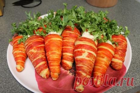 ИИнгредиенты
- слоеное охлажденное тесто
- Оранжевый пищевой краситель
- Готовый салат (по Вашему усмотрению) или мягкий сыр с зеленью
- Зелень укропа или салата
Вам также понадобится некоторое количество металлических конусов.
Итак, сначала раскатайте тесто и разрежьте на равные полосы. Скатайте каждую полосу в тонкую змейку.