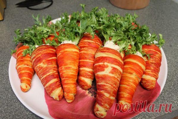 ИИнгредиенты
- слоеное охлажденное тесто
- Оранжевый пищевой краситель
- Готовый салат (по Вашему усмотрению) или мягкий сыр с зеленью
- Зелень укропа или салата
Вам также понадобится некоторое количество металлических конусов.
Итак, сначала раскатайте тесто и разрежьте на равные полосы. Скатайте каждую полосу в тонкую змейку.