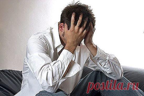 Уходила женщина от мужа,
Чашу боли выпила до дна.
Всё сломалось и на сердце стужа...
Он кричал ей:
- Ты мне не нужна!
Дверь закрылась громко и со стуком.
В доме наступила тишина.
Злобно прошептал в след:
- Ну и Сука! - с силой сжав бокал из-под вина.
И стекло на мелкие осколки
Разлетелось вдруг в его руке.
Тикали часы на старой полке,
И текла кровь струйкой на паркет.
Так хотел он крикнуть:
- Стой! Куда ты?!
Мы с тобой прожили столько лет!
Не случилось...