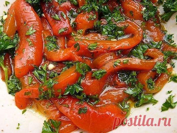 Перец болгарский с чесноком на зиму

Чтобы приготовить перец болгарский с чесноком на зиму, вам понадобится:

перец болгарский – 3 кг
чеснок – 3 головки
укроп свежий – 1 пучок
для маринада:
масло подсолнечное – 250 мл
уксус – 500 мл
сахар – 1 ст.
соль – 3 ст. л.

Как приготовить перец болгарский с чесноком на зиму:

1. Болгарский перец хорошо вымыть под проточной водой, обсушить, очистить от плодоножек и семян, нарезать полосками или крупными кусочками. Для того, чтобы заг...