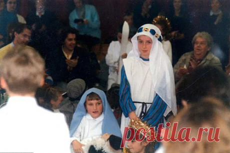 Одноклассники сыграли Марию и Иосифа в школьной пьесе и поженились 30 лет спустя. Юноша и девушка из Англии играли Марию и Иосифа в школьном спектакле 30 лет назад. Тогда школьница была влюблена в партнера по спектаклю, а он надеялся актерской игрой впечатлить другую девушку. Спустя много лет они случайно встретились и с тех пор больше не расставались.