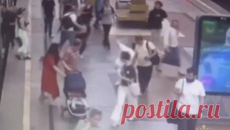 В московском метро мужчина угрожал пассажирам пистолетом, это попало на видео. Мужчину из Подмосковья задержали после нападения на женщину в московском метро. Об этом сообщает официальный представитель МВД Ирина Волк. Инциденту предшествовал конфликт в вагоне метро. Одна из пассажирок якобы задела мужчину ногой. Тот ...