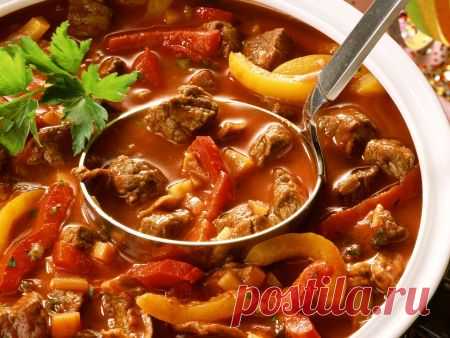 Gulasch mit Paprika und Petersilie Rezept | EAT SMARTER