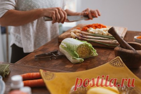 Диетолог назвала лучшие продукты для ужина. Овощи являются лучшими продуктами для ужина и должны составлять как минимум половину от его объема, рассказала диетолог Наталья Круглова. Также она призвала отказаться от красного мяса на ужин в пользу птицы или рыбы, чтобы не испытывать тяжесть в желудке и проблемы со сном.