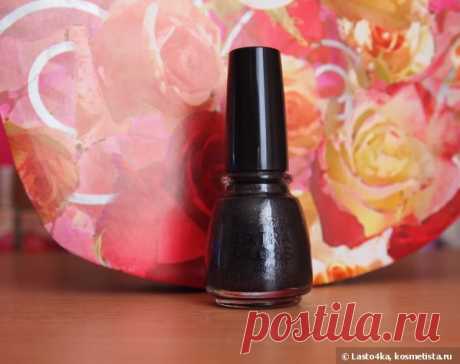 Мой первый темный маникюр с Cherie ma cherie extra gloss №202 | Косметиста   Не думала, что когда-нибудь отважусь показать вам свои ручки в маникюре собственного исполнения, но сегодня видимо особенный день, поэтому пока решилась пишу. Рассказ мой не о весеннем или летнем лаке, но кому интересно – добро пожаловать!    Сам лак — это темно-серый крем с россыпью мелкого серебристого шиммера. Глубокий и темный
