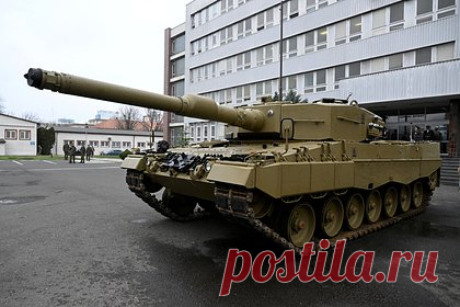 Российский генерал оценил возможность уничтожить танки Leopard на Украине. Немецкие танки Leopard 2, которые были обещаны Киеву западными союзниками, не являются сложными мишенями для российского оружия. Возможность уничтожить эти боевые машины оценил бывший главком Сухопутными войсками России генерал-полковник Владимир Чиркин в беседе с «МК».
