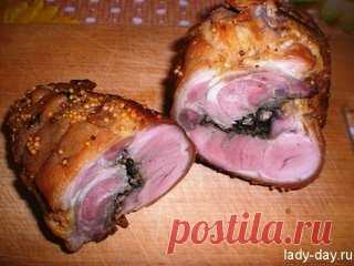 Лучшие хозяйки умеют готовить её так, что она становится сочной, нежной, с румяной корочкой. Мы получим очень сочное и нежное мясо, а аромат, который будет раздаваться с кухни, заманит даже самых заядлых гурманов. Рецепт с фото > http://lady-day.ru/svinaya-rulka-zapechennaya-v-duhovke/