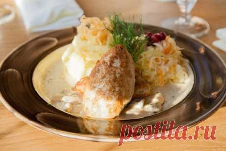 ​Куриные котлеты с пюре и грибным соусом
