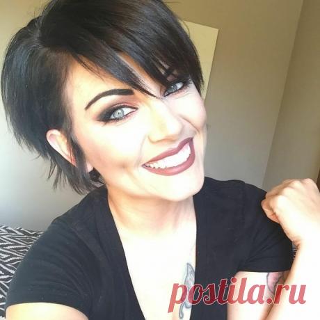 Для уверенных в себе женщин -- короткая стрижка с челкой. Хит этого лета! Длинными локонами уже никого не удивишь. Сейчас в тренде смелые и необычные стрижки. Стилисты решили приоткрыть лица модниц и сделать стрижки короче и ярче. 


Эта стрижка стала модной в ХХ веке и акт…