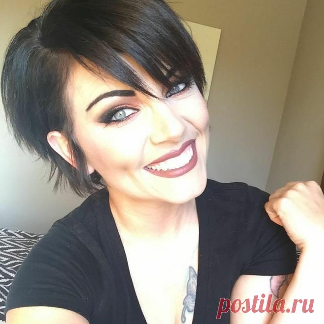 Для уверенных в себе женщин -- короткая стрижка с челкой. Хит этого лета! Длинными локонами уже никого не удивишь. Сейчас в тренде смелые и необычные стрижки. Стилисты решили приоткрыть лица модниц и сделать стрижки короче и ярче. 


Эта стрижка стала модной в ХХ веке и акт…