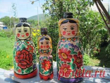 Muñecas de anidación de botellas de plástico.
