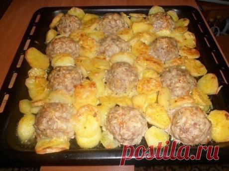 Мясные "ёжики" с картошкой под сыром Ингредиенты: картофель любой мясной фарш лук яйцо рис перец соль Приготовление: 1.В мясной фарш добавляем лук, чеснок, яйцо, соль, перец, отварной рис и все перемешиваем. 2.Формируем в виде шариков, выкладываем на противень, свободные места заполняем картошкой. 3.Солим картофель по вкусу, сверху посыпаем тёртым сыром и ставим в духовку (190 градусов) на 30-40 минут.