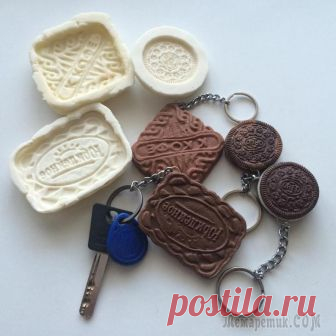Брелок для ключей из холодного фарфора в виде печенья своими руками В этом мастер-классе вы увидите, как сделать молды своими руками и сделать аппетитные брелочки в виде печенья)))Такие самодельные молды многоразовые и гибкие.Их можно использовать для полимерной глины...