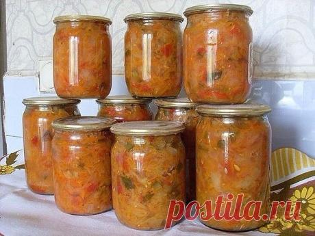 Солянка

1,5 кг капусты, 1,5 кг помидоров, 1 кг огурцов, 1 кг лука, 1 кг моркови, 0,5 кг перца. Для маринада: 1 стакан сахара, 100 мл раст масла, 100 мл столового уксуса, 2 ст. л соли, лавровый лист и черный перец горошком по вкусу. Капусту нашинковать тонкой соломкой, морковь на крупной терке, перец – соломкой, огурцы, помидоры, лук – кубиками. Все овощи выложить в кастрюлю, залить ингредиентами для маринада, хорошо перемешать и варить около часа. Солянку разложить по неб...