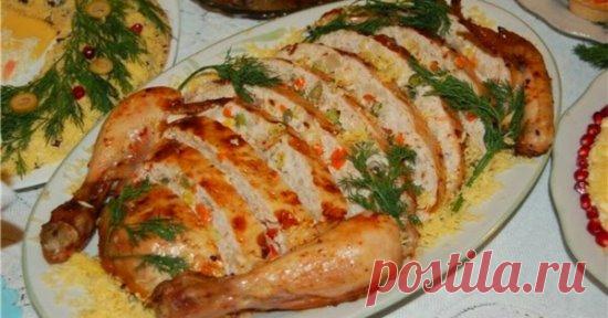 Праздничная фаршированная курица
Ингредиенты:
Курица — 1 Штука (1,5 кг)
Яйцо — 2 Штуки
Перец сладкий — 1 Штука (красный)
Маринованные шампиньоны — 70 Грамм
Маслины — 70 Грамм (без косточек)
Сметана — 1 Ст. ложка
Соль, перец черный молотый — По вкусу
Количество порций: 6
Как приготовить 