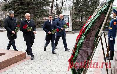 В КЧР к столетию региона провели концерты и массовый спуск лыжников и сноубордистов. В день празднования глава и члены правительства региона также возложили цветы к Вечному огню на Аллее Героев в Черкесске