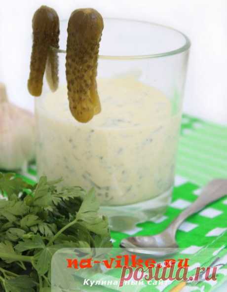 Соус из йогурта с чесноком, зеленью и корнишонами - рецепт
