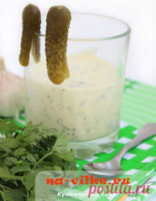 Соус из йогурта с чесноком, зеленью и корнишонами - рецепт