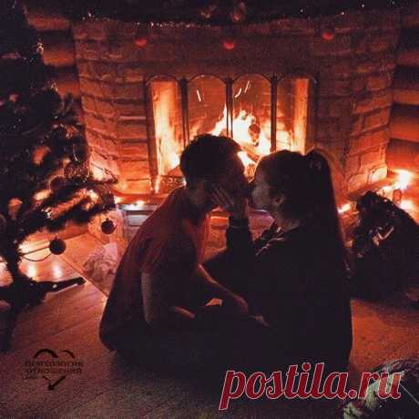 Счастье - это когда он смотрит на тебя влюбленными глазами😍💎 Прижимает крепко к себе и не отпускает💗✨ Молча зарывается носом в твои волосы💜💫 И нежно целует в шею😻💙 А ты сидишь и улыбаешься от счастья🙏❤