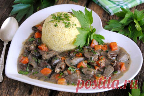 Рагу из куриных сердечек с грибами.  
Отличный рецепт вкуснейших куриных сердечек, тушеных с грибами (шампиньонами), репчатым луком, морковью и ароматными специями.