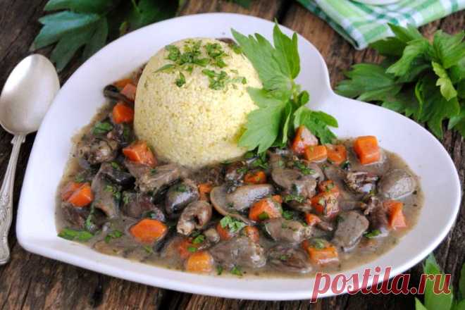 Рагу из куриных сердечек с грибами.  
Отличный рецепт вкуснейших куриных сердечек, тушеных с грибами (шампиньонами), репчатым луком, морковью и ароматными специями.