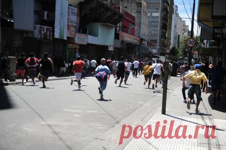 DESALOJO Y TENSIÓN EN ONCE. La Ciudad levantó más de dos mil puestos y los manteros cortan las calles. El operativo policial comenzó a la madrugada entre las avenidas Corrientes y Rivadavia. Los puesteros cortaron Pueyrredón a la altura de la estación de trenes. Tras tres horas de corte la policía avanzó con gas picante y realizó detenciones.