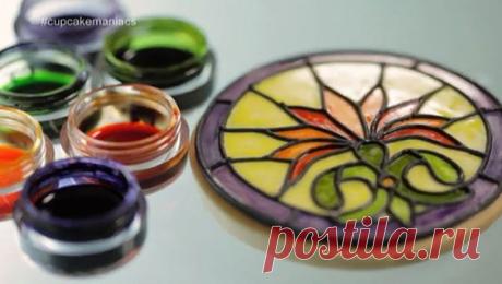 Rocío es diseñadora gráfica y se toma la repostería creativa como uno de sus hobbies, le encanta poder regalar cosas bonitas y encima que se puedan comer. Su producto estrella son las galletas vidrieras y nos enseña a prepararlas.