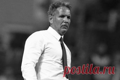 Бывший тренер «Милана» Синиша Михайлович умер в 53 года. Бывший тренер итальянского «Милана» Синиша Михайлович умер в 53 года. C 2019 года специалист боролся с лейкемией. В «Фиорентине», которой тренер также руководил, выразили соболезнования семье Михайловича. Специалист перенес три курса химиотерапии и пересадку костного мозга.