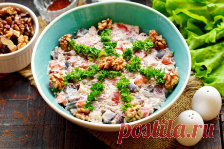 Салат «Лора» с баклажанами – простой, но получается безумно вкусно - БУДЕТ ВКУСНО! - медиаплатформа МирТесен Не смотря на то, что в составе этого салата всего 3 основных ингредиента (баклажаны, помидоры, грецкие орехи) получается он очень вкусным и сытным. В сезон этот салат становится абсолютным фаворитом в моей семье. Помидоры желательно взять мясистые, слишком много сока может испортить внешний вид