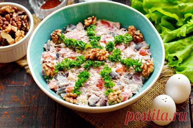 Салат «Лора» с баклажанами – простой, но получается безумно вкусно - БУДЕТ ВКУСНО! - медиаплатформа МирТесен Не смотря на то, что в составе этого салата всего 3 основных ингредиента (баклажаны, помидоры, грецкие орехи) получается он очень вкусным и сытным. В сезон этот салат становится абсолютным фаворитом в моей семье. Помидоры желательно взять мясистые, слишком много сока может испортить внешний вид