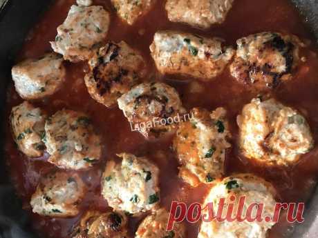 Спагетти с томатным соусом и куриными фрикадельками