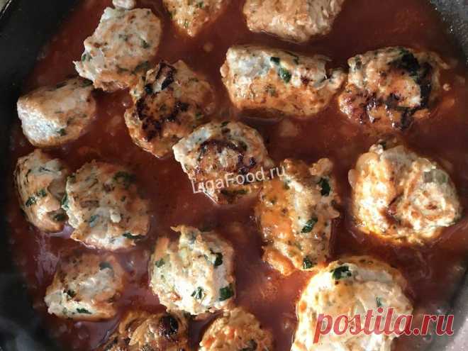 Спагетти с томатным соусом и куриными фрикадельками