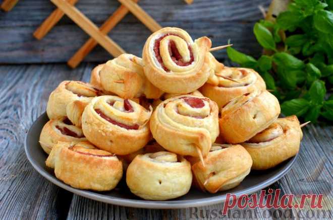 Рецепт: Рулетики из слоёного теста с ветчиной на RussianFood.com