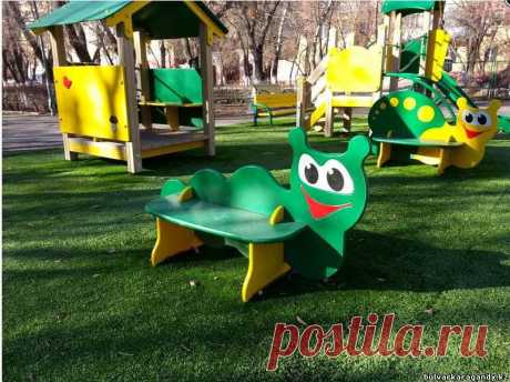 Трава появилась на детской площадке