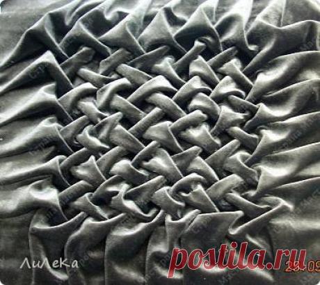 Подушка с буфами, МК для начинающих Сначала сделаем шаблон. Возьмите лист чертежной бумаги и расчертите его на квадратики. Чем меньше квадрат, тем мельче будет драпировка… У меня 3х3 см. Можно просто взять линейку и провести параллельны...