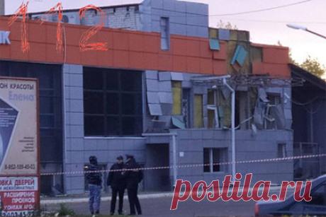 Самодельное взрывное устройство сработало в торговом центре российского города. В торговом центре «Алтас» в городе Павловск Воронежской области сработало самодельное взрывное устройство (СВУ), в результате ЧП никто не пострадал. На месте происшествия взрывотехники обнаружили части безоболочного СВУ без поражающих элементов. Эпицентр взрыва находился в офисе управляющей компании. Возбуждено дело.