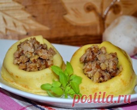 Блюдо из блинов — корзинки с орехово-грибной начинкой