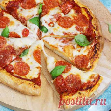 Pizza bez drożdży Niesamowicie pyszna pizza bez drożdży! To rewelacyjny przepis na ciasto na pizza bez drożdży, które smakuje tak dobrze, jak te na drożdżach. Chrupiące i wypieczone ranty oraz puszyste ciasto i świetne dodatki.