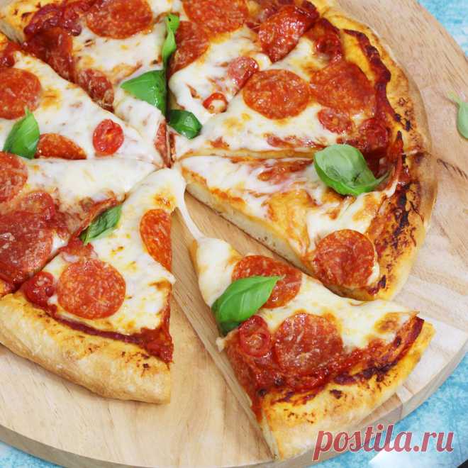 Pizza bez drożdży Niesamowicie pyszna pizza bez drożdży! To rewelacyjny przepis na ciasto na pizza bez drożdży, które smakuje tak dobrze, jak te na drożdżach. Chrupiące i wypieczone ranty oraz puszyste ciasto i świetne dodatki.