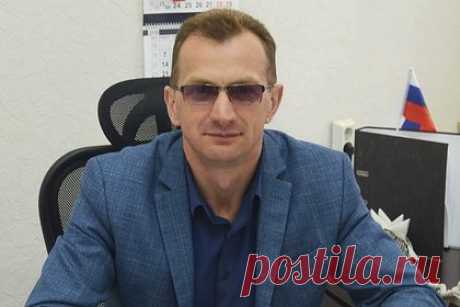 Раскрыта травма раненого замглавы администрации белгородского города. Замглавы администрации города Грайворона Белгородской области Анатолия Бляшенко госпитализировали с ранением голени. Он получил ранение в понедельник, 22 мая, когда приехал на срочное совещание по вопросам эвакуации местных жителей. Ранее глава региона Вячеслав Гладков сообщил о троих пострадавших при атаке ВСУ.